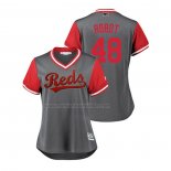 Camiseta Beisbol Mujer Cincinnati Reds Jared Hughes 2018 LLWS Players Weekend Robot Gris