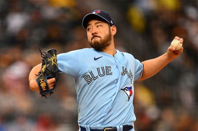 ¡El pájaro azul golpeó la línea y barrió a los piratas!